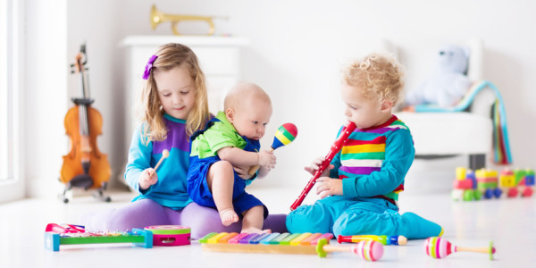 Jaki instrument dla dziecka wybrać? O rozwijających zabawkach muzycznych